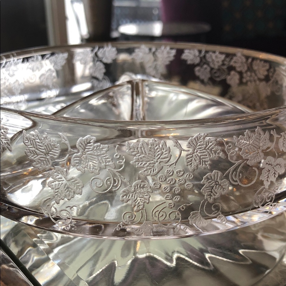 CLEAR ETCHED GLASS DIVIDED SERVING DISH • HEAVY • 7” ROUND •VINTAGE - Picture 3 of 11